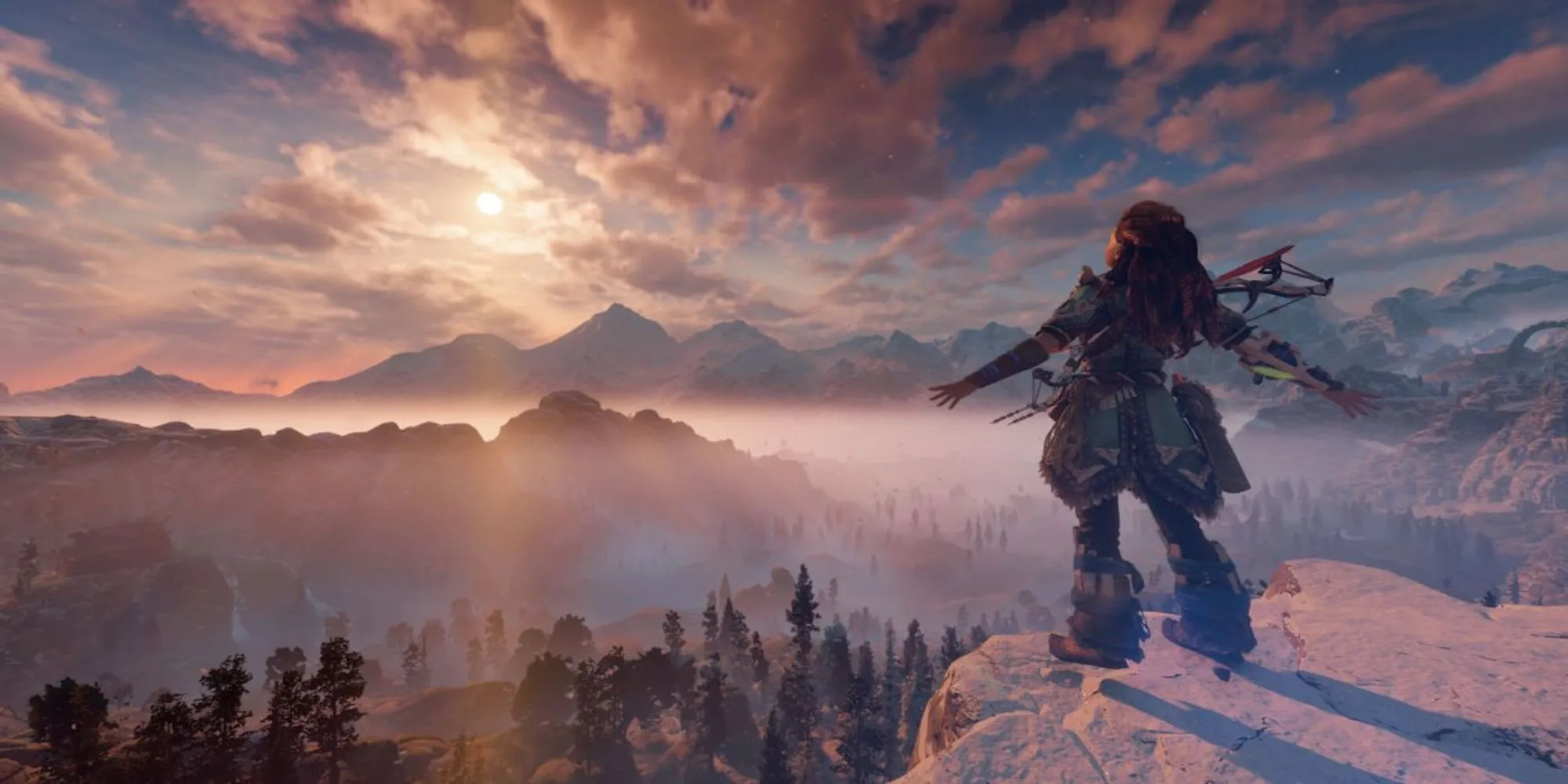 Aloy đứng trên vách đá nhìn ra thế giới máy móc rộng lớn trong Horizon Zero Dawn