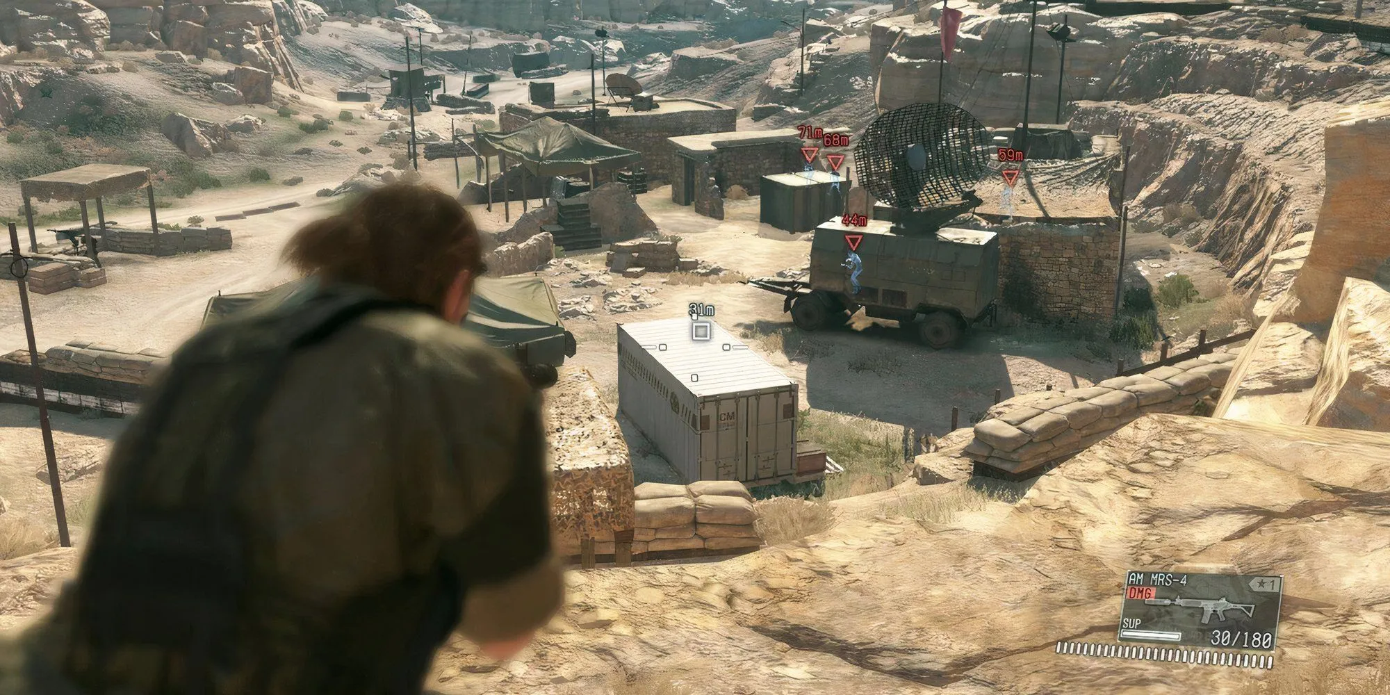 Big Boss đang ẩn nấp thực hiện nhiệm vụ lén lút trong Metal Gear Solid 5 The Phantom Pain
