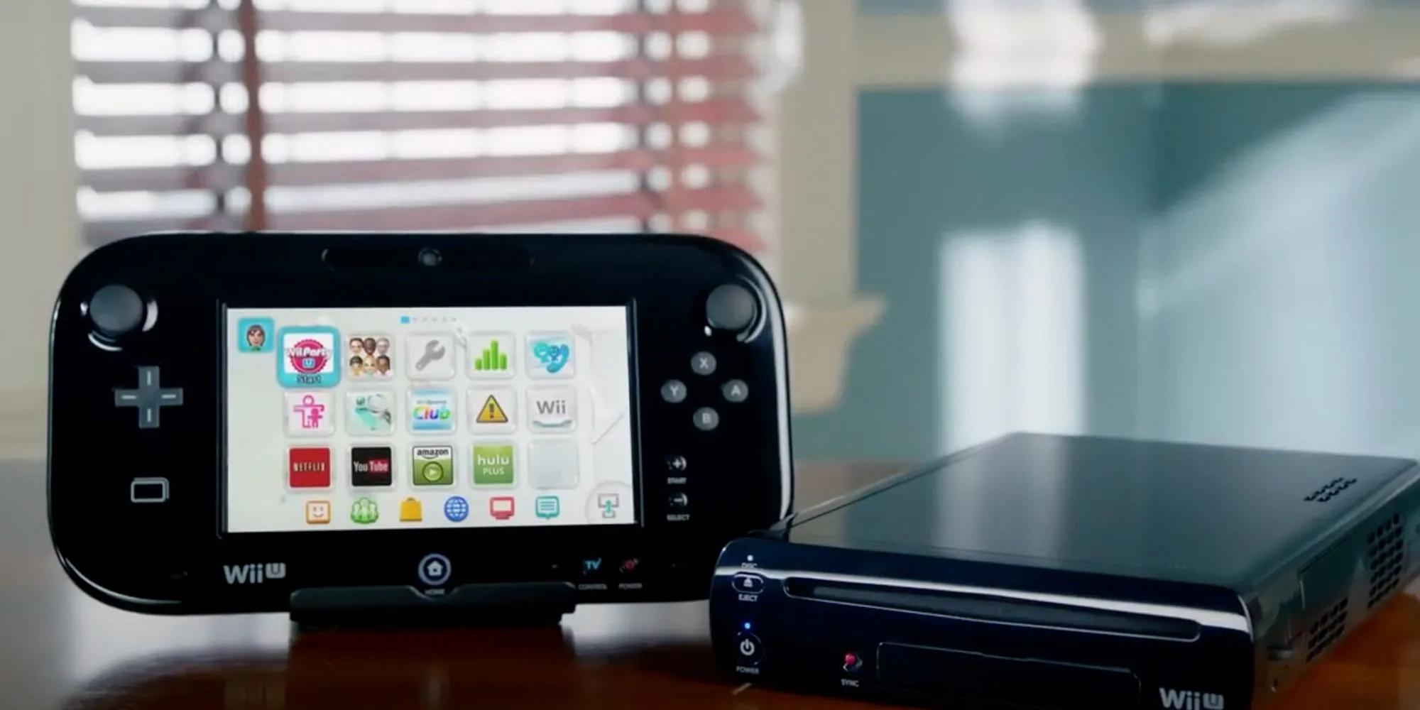 Hình ảnh máy chơi game Nintendo Wii U và tay cầm GamePad đặc trưng.