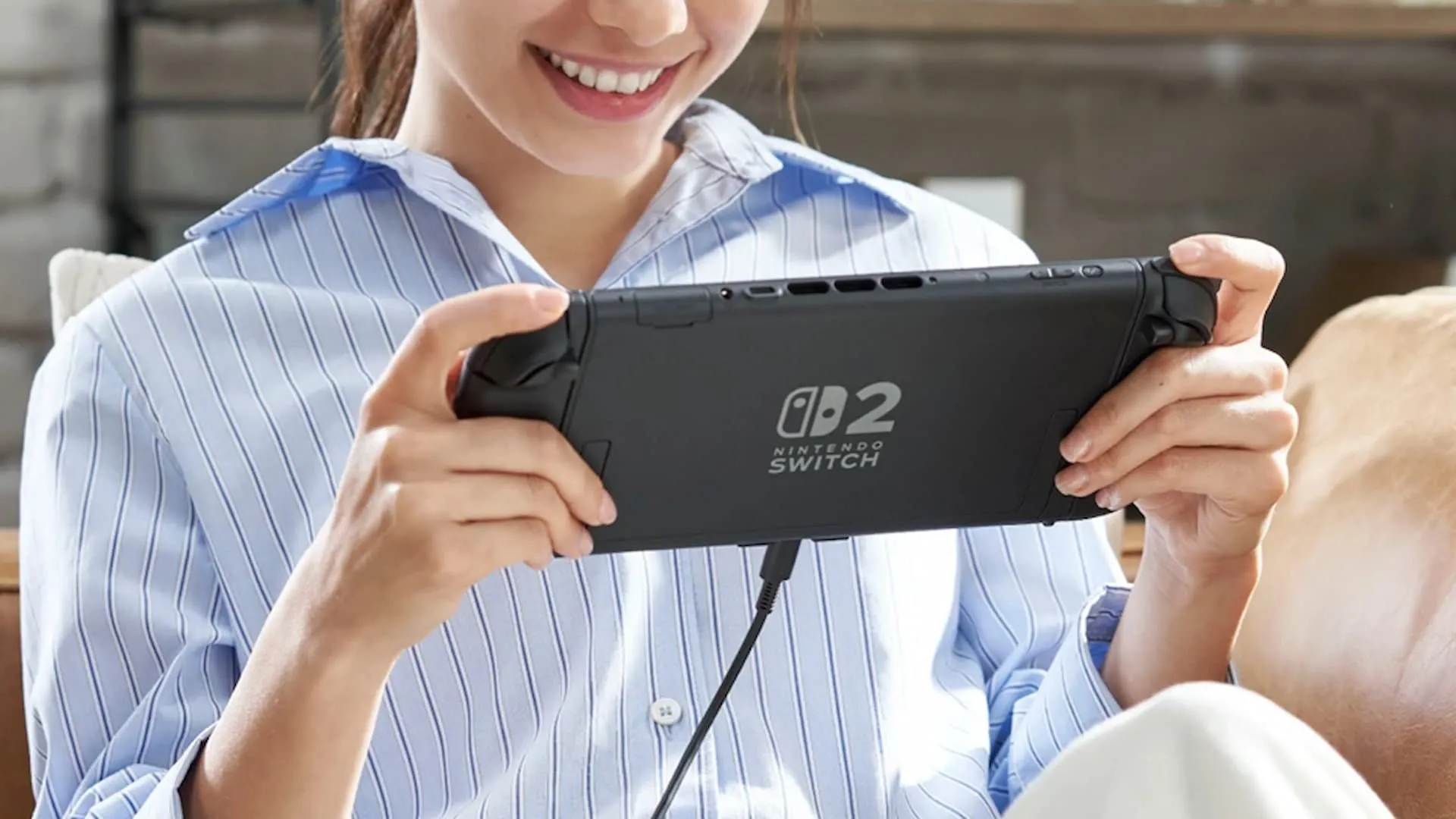 Hình ảnh người dùng đang cầm trên tay máy chơi game Nintendo Switch 2 tin đồn