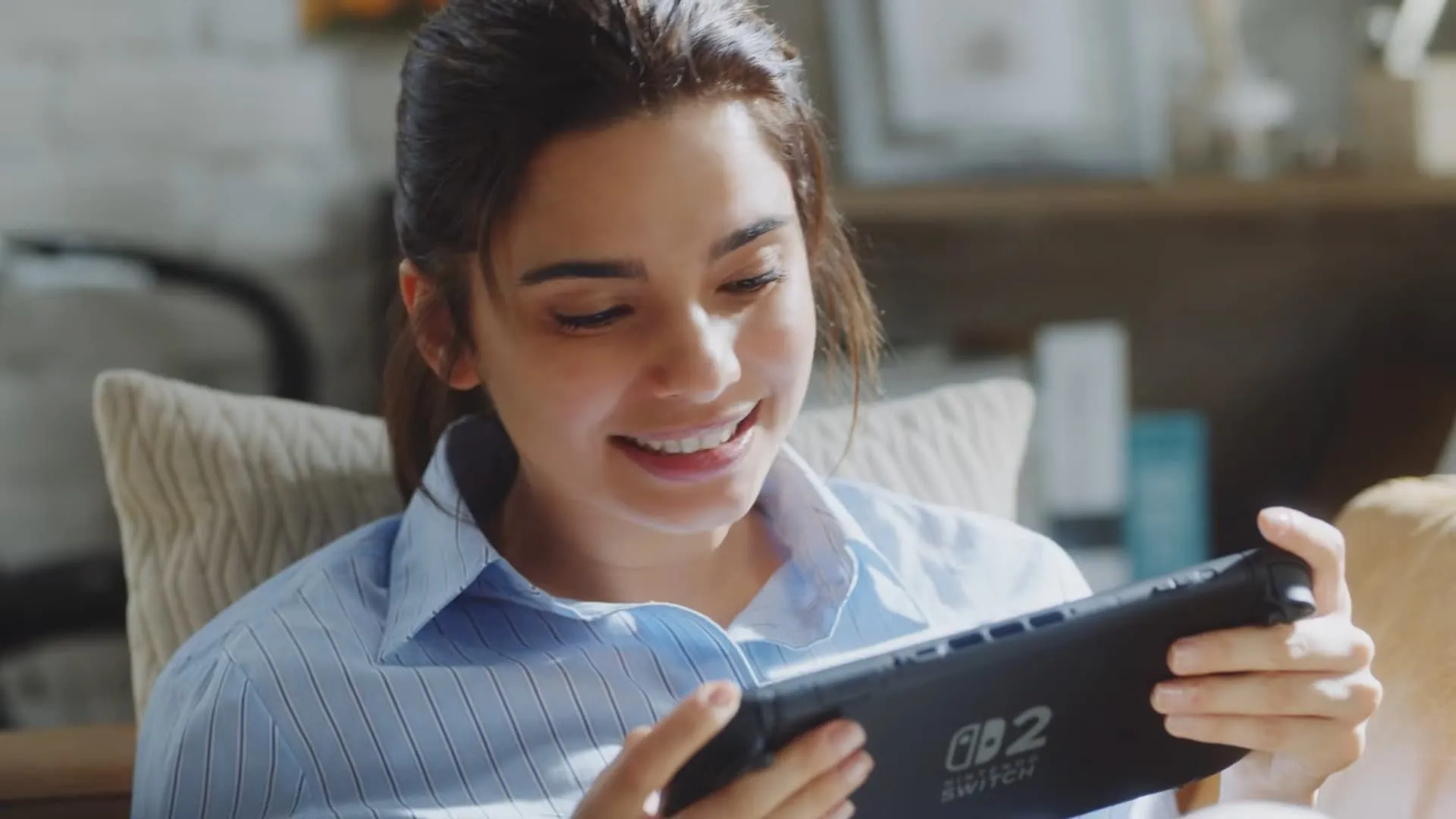 Hình ảnh Nintendo Switch 2 ở chế độ cầm tay với giao diện trò chuyện nhóm