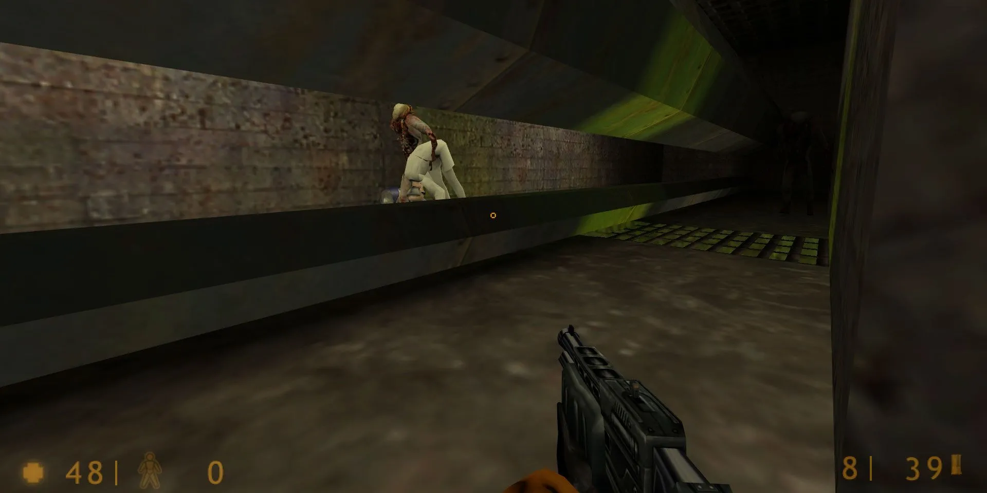 Một cảnh hành lang trong Half-Life Uplink với đồ họa cổ điển của game FPS xưa