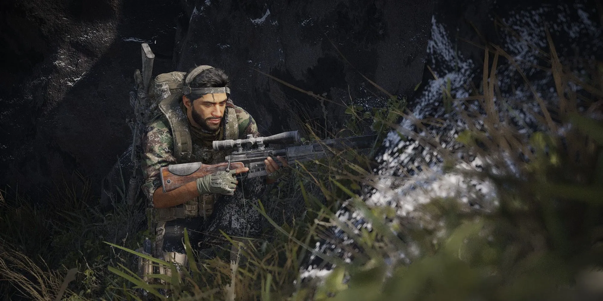 Một người lính Ghost Recon ẩn mình trong bụi rậm, thực hiện nhiệm vụ lén lút trong Ghost Recon Breakpoint