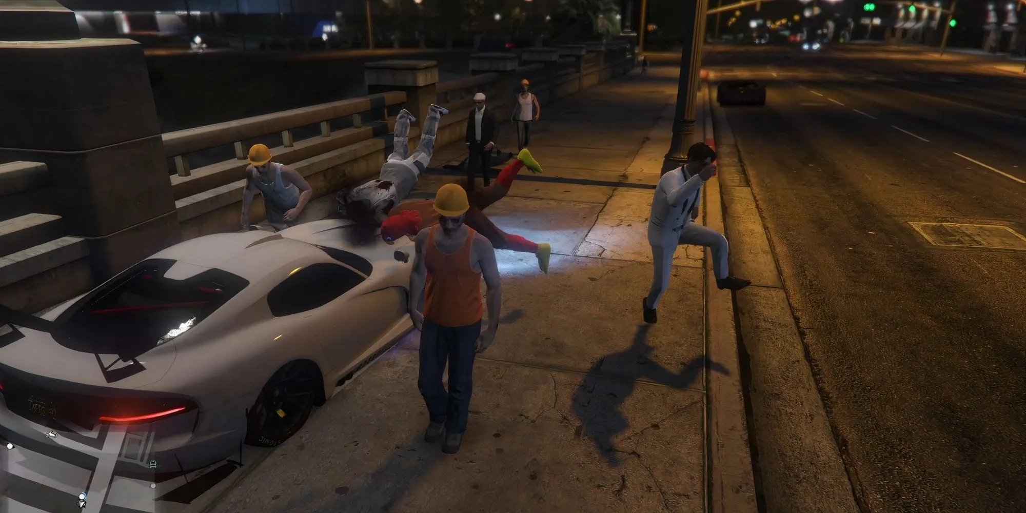 Một nhóm người biểu tình trong GTA 5 Online bị xe tông phải