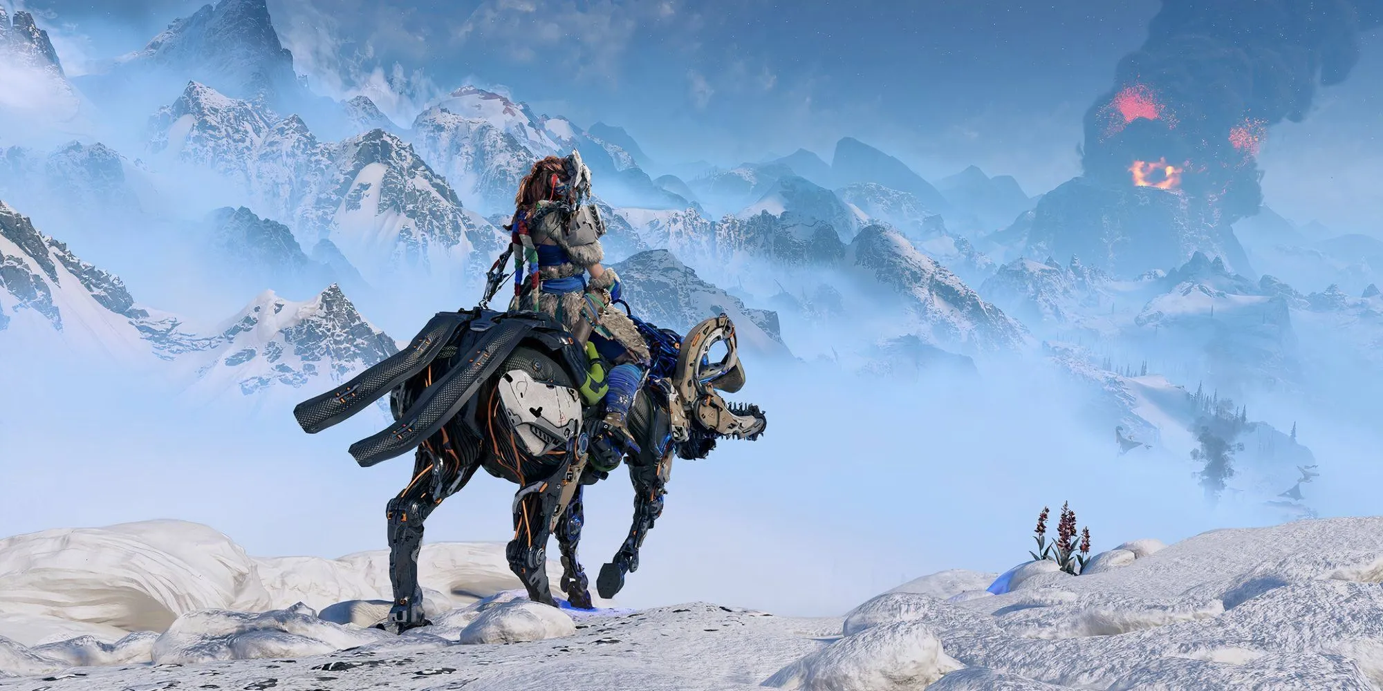 Nhân vật Aloy cưỡi robot qua những đỉnh núi tuyết phủ trong Horizon Zero Dawn
