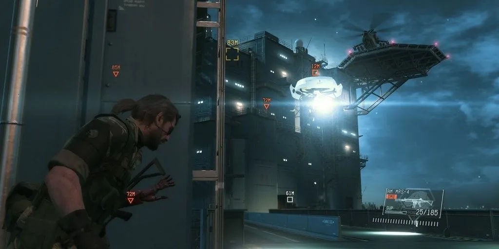 Nhân vật Big Boss cưỡi ngựa trong thế giới mở rộng lớn của Metal Gear Solid V: The Phantom Pain