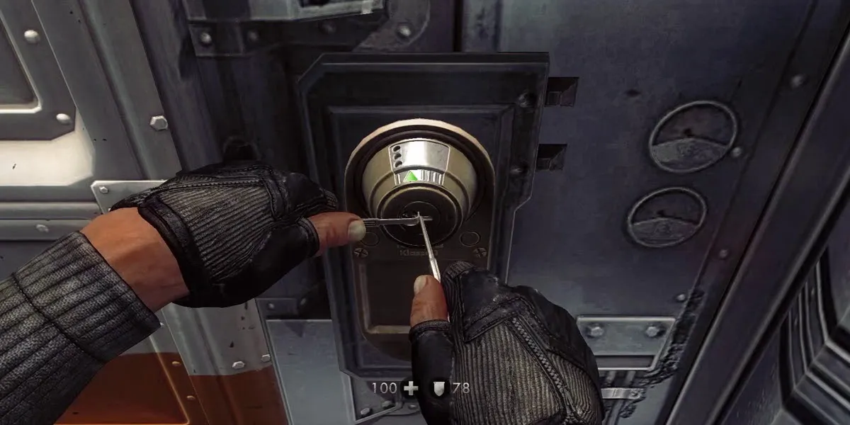 Nhân vật chính B.J. Blazkowicz đang thực hiện bẻ khóa trong Wolfenstein: The New Order