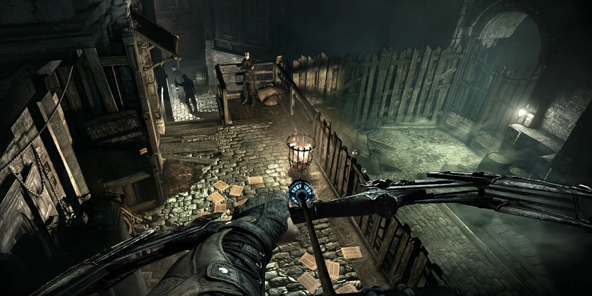 Nhân vật Garrett giương cung nhắm bắn mục tiêu trong game Thief
