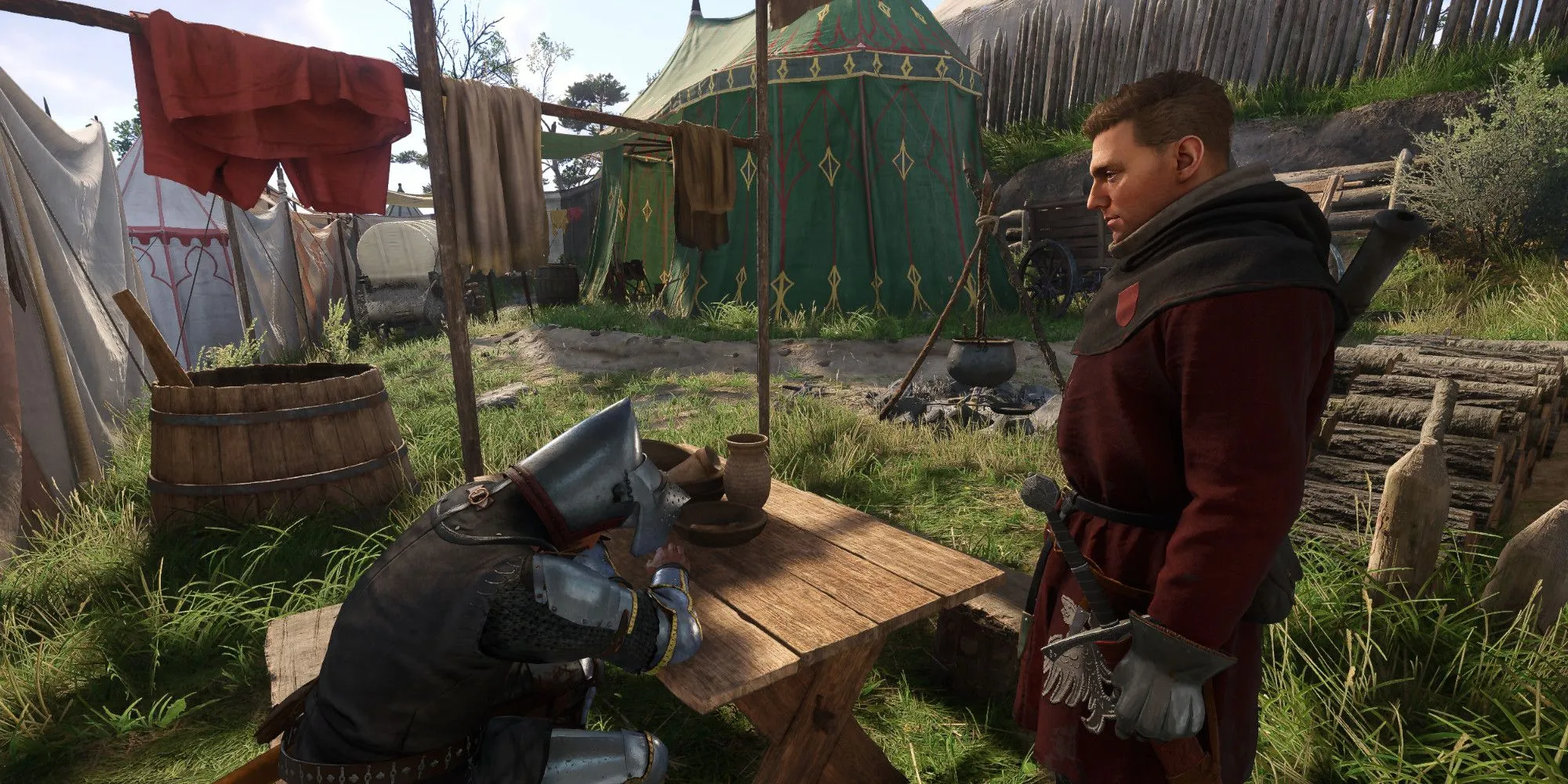 Nhân vật Henry trong Kingdom Come Deliverance 2 cưỡi ngựa qua một ngôi làng thời trung cổ, thể hiện bối cảnh lịch sử và yếu tố nhập vai thực tế của game.
