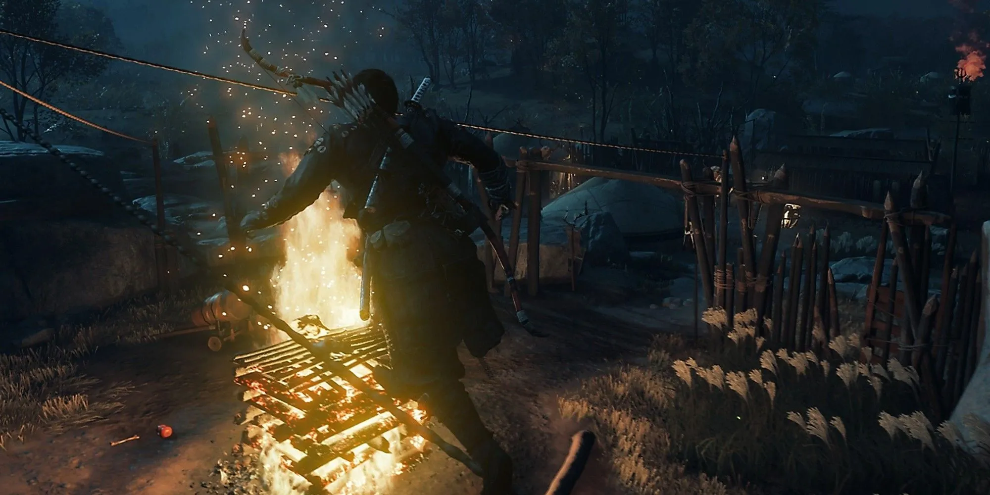 Nhân vật Jin Sakai hành động lén lút vào ban đêm trong Ghost of Tsushima, né tránh ánh đèn của kẻ địch