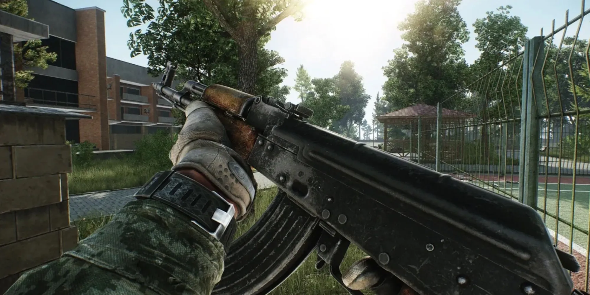 Nhân vật người chơi trong Escape from Tarkov di chuyển qua môi trường đổ nát
