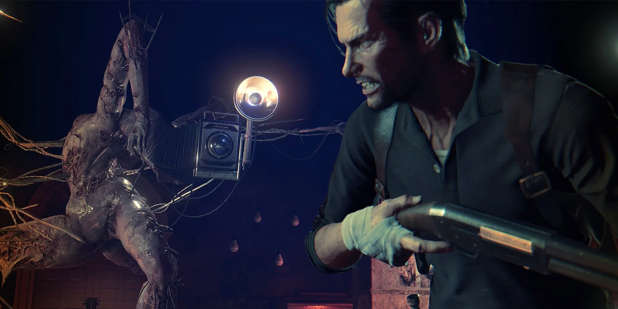 Nhân vật Sebastian chiến đấu với quái vật Obscura trong game kinh dị The Evil Within 2