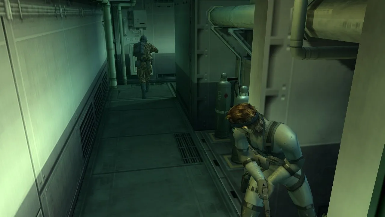 Nhân vật Solid Snake đang ẩn nấp sau bức tường quan sát lính địch trong Metal Gear Solid 2 Sons of Liberty