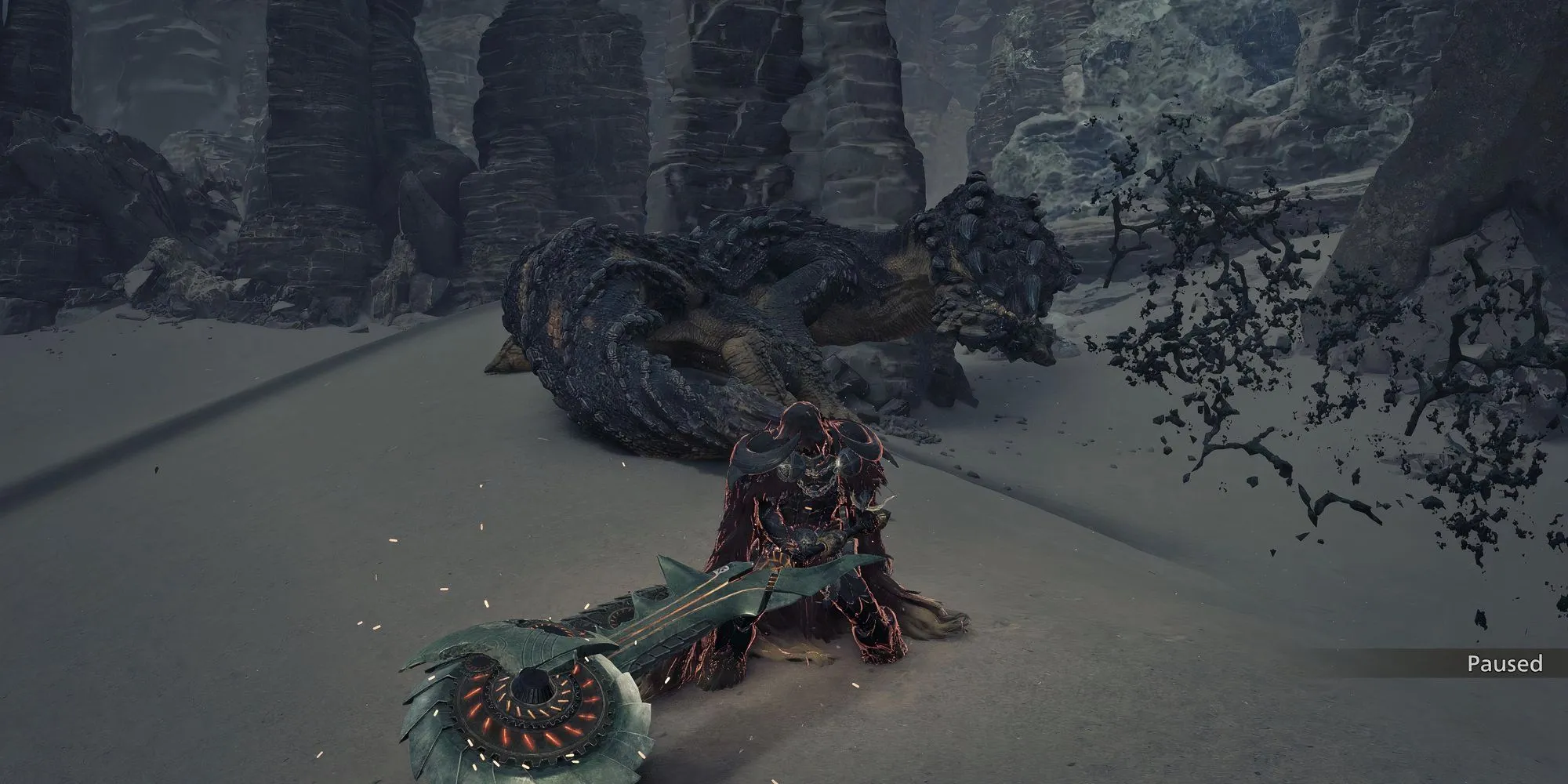 Nhân vật sử dụng chế độ Rìu (Axe Mode) của Switch Axe với tầm đánh xa trong Monster Hunter Wilds
