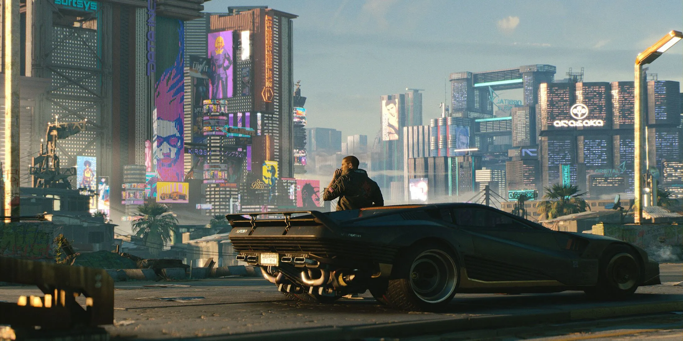 Nhân vật V đứng dựa vào chiếc xe Quadra V-Tech bên ngoài thành phố Night City rực rỡ ánh đèn neon trong Cyberpunk 2077