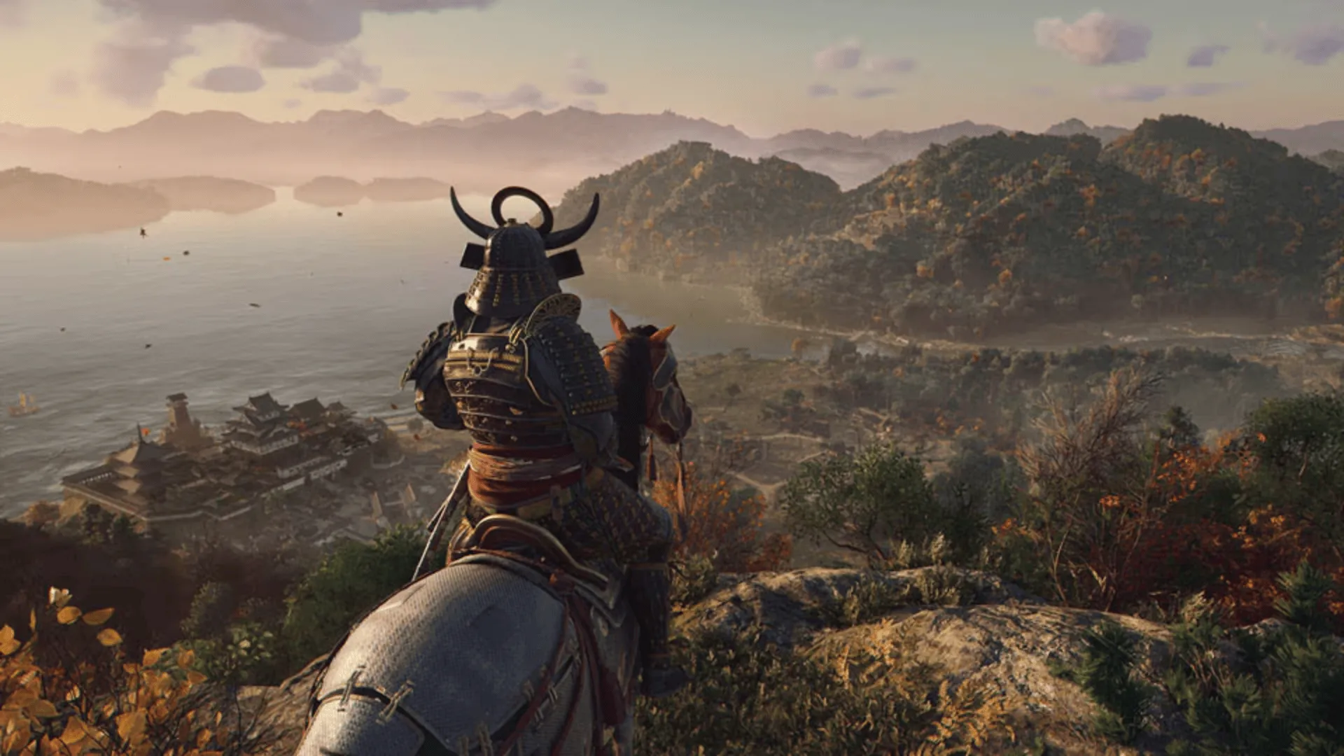 Nữ sát thủ Naoe trong Assassin's Creed Shadows quan sát từ trên mái nhà