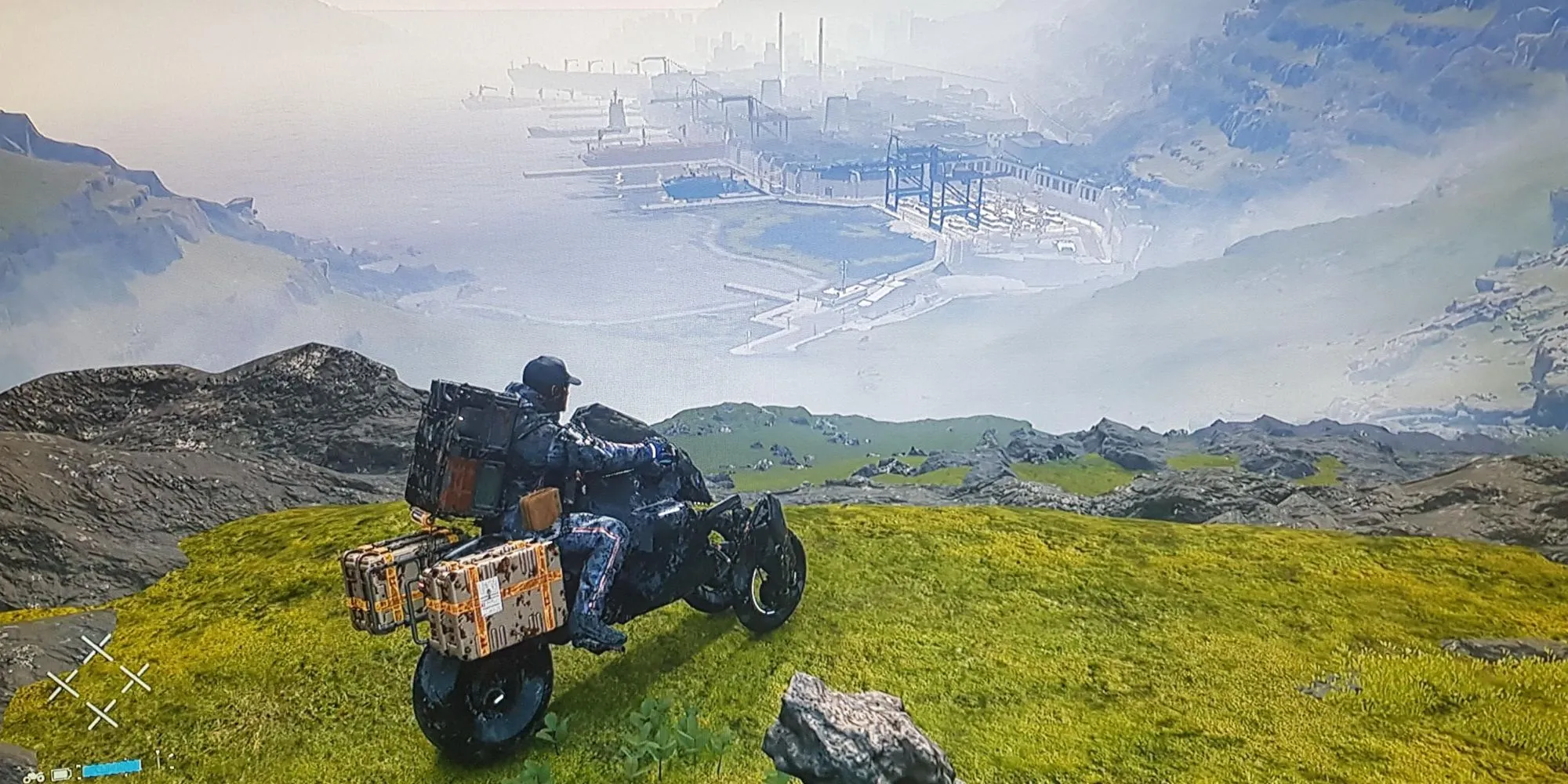 Sam Porter Bridges vật lộn mang hàng đống kiện hàng trong Death Stranding