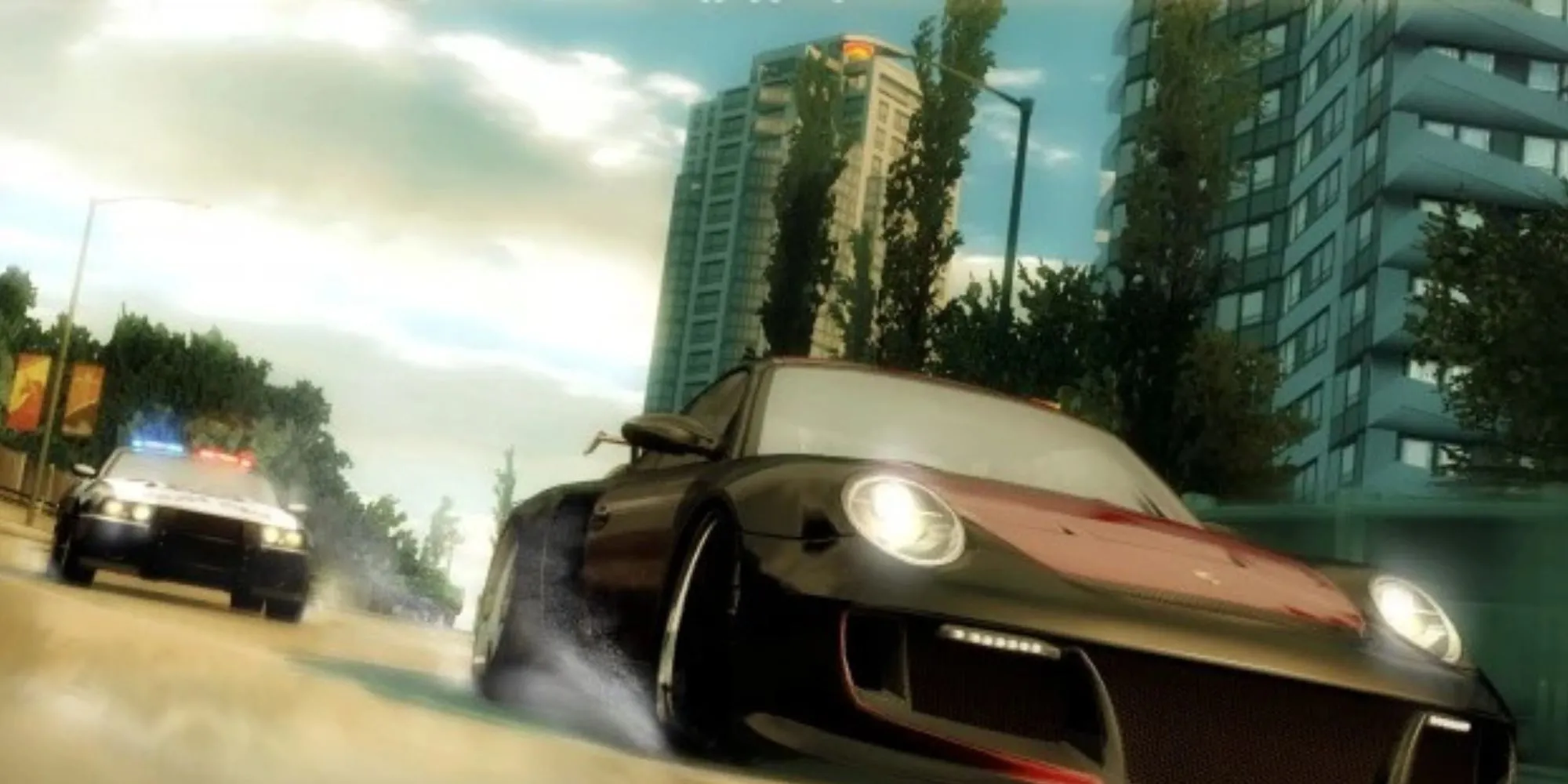 Siêu xe phóng tốc độ cao trên đường cao tốc rộng lớn của Tri-City Bay trong Need for Speed Undercover