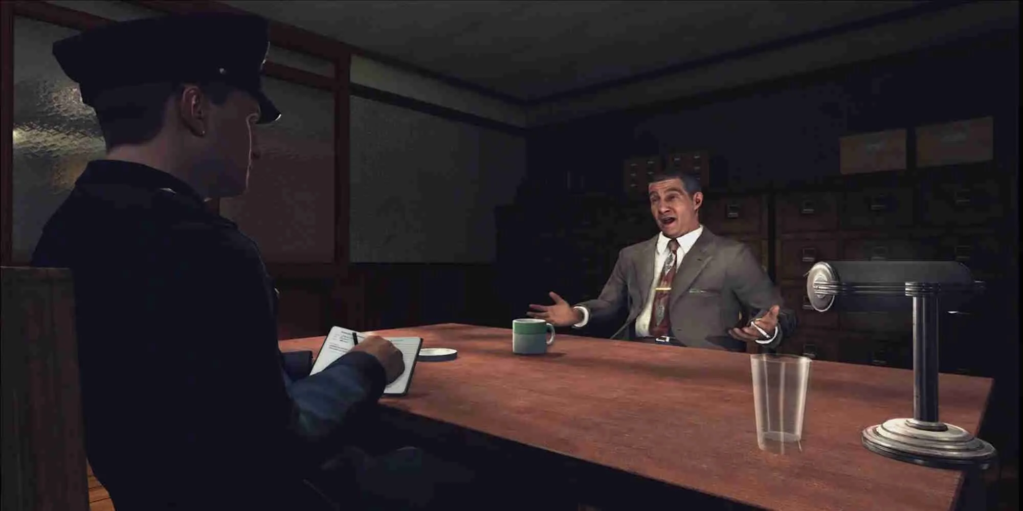 Thám tử Cole Phelps trong L.A. Noire đang tiến hành thẩm vấn nghi phạm, một trong những yếu tố gameplay đặc trưng của tựa game điều tra này.