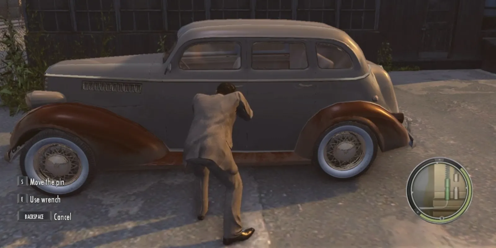Vito Scaletta đang thực hiện hành vi bẻ khóa xe trong Mafia 2