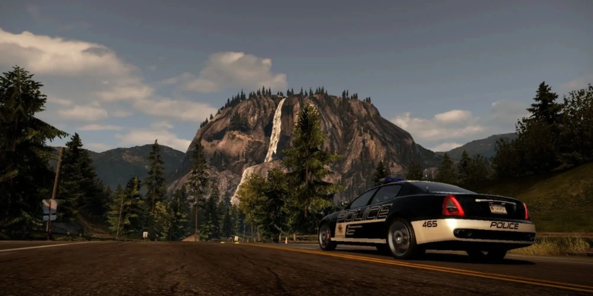 Xe cảnh sát truy đuổi siêu xe trên cung đường ven biển đẹp mắt của Seacrest County trong Need for Speed Hot Pursuit 2010