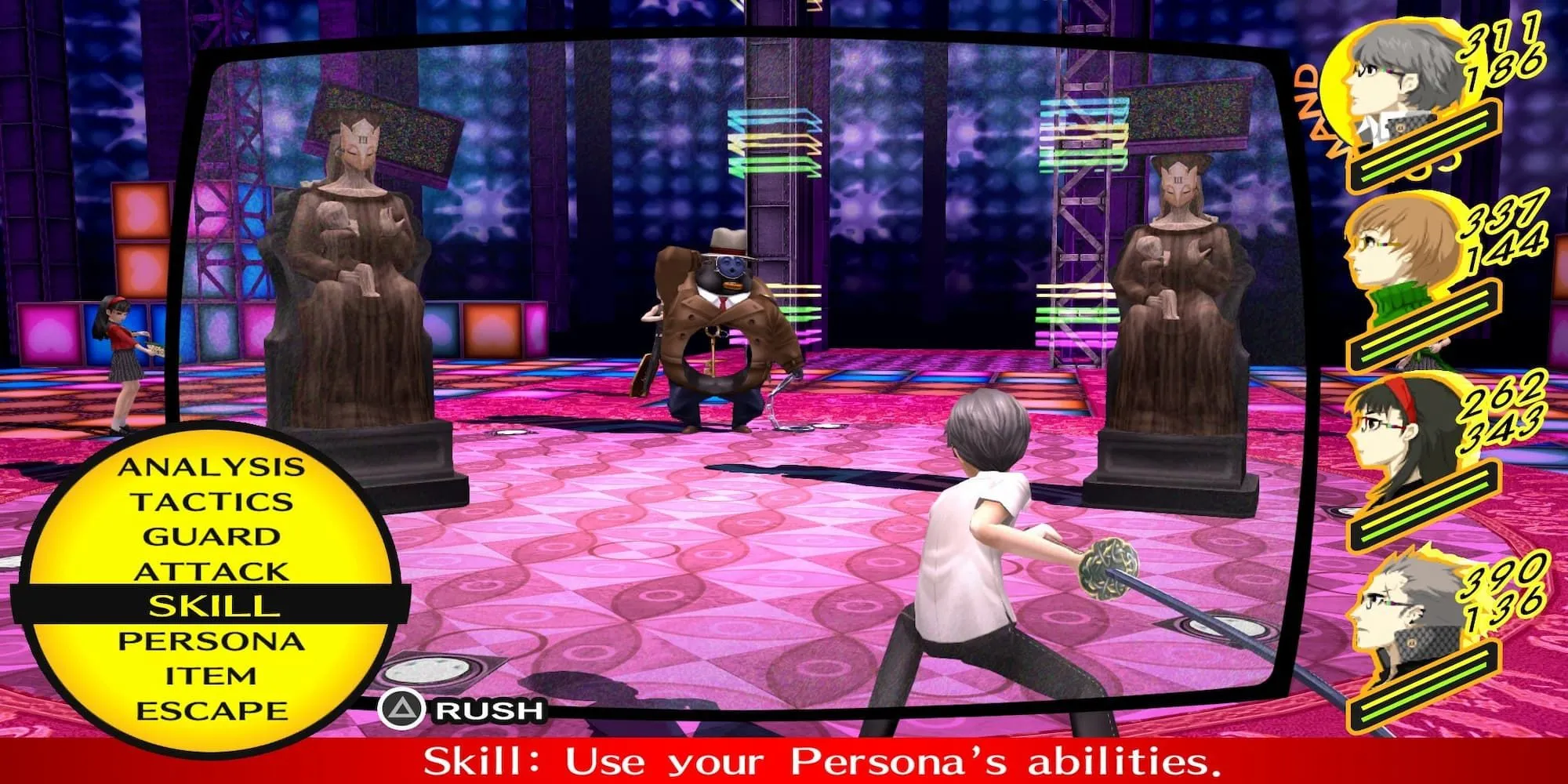 Nhân vật chính chuẩn bị ra đòn trong trận chiến của Persona 4 Golden