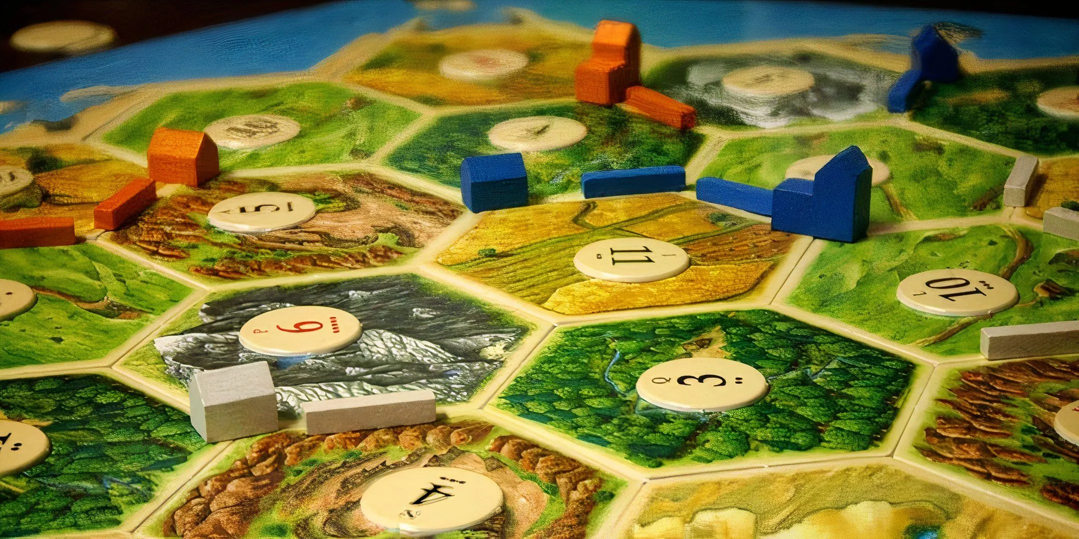 Bàn chơi Settlers of Catan với các mảnh địa hình lục giác rực rỡ, nhà cửa, đường xá và các viên số được đặt ngẫu nhiên, thể hiện sự đa dạng trong cách thiết lập bàn chơi.