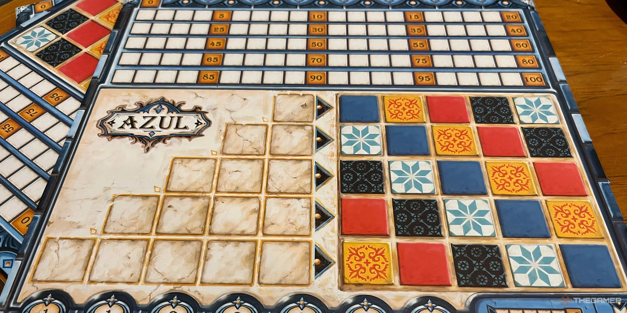 Bảng chơi game Azul với các hàng gạch màu sắc được xếp thẳng hàng và những viên gạch thừa nằm ở khu vực chờ, thể hiện sự tinh tế trong lối chơi và chiến thuật.