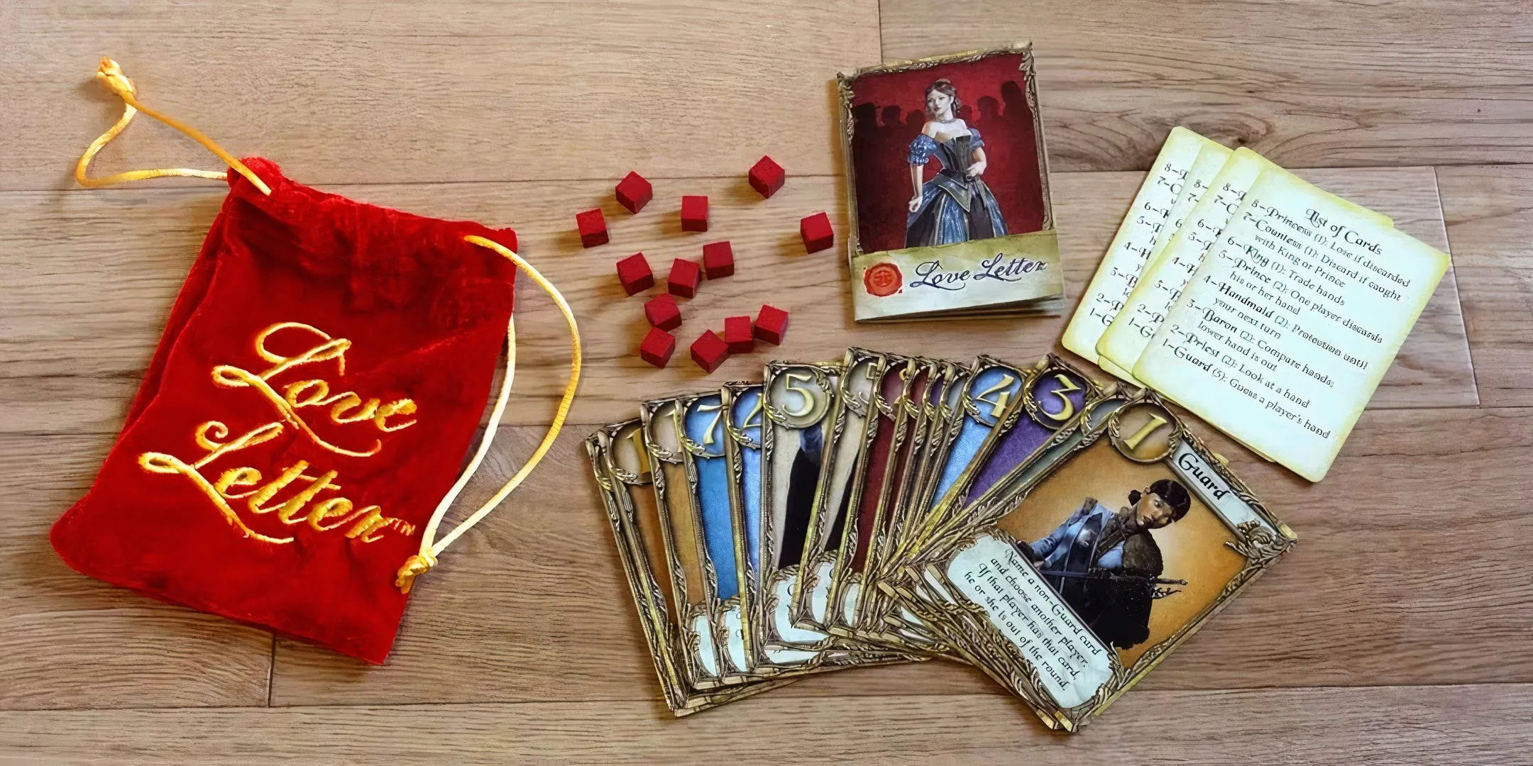 Bộ bài và các quân cờ của board game Love Letter được trải ra gọn gàng, thể hiện tính đơn giản nhưng đầy chiến thuật của trò chơi.