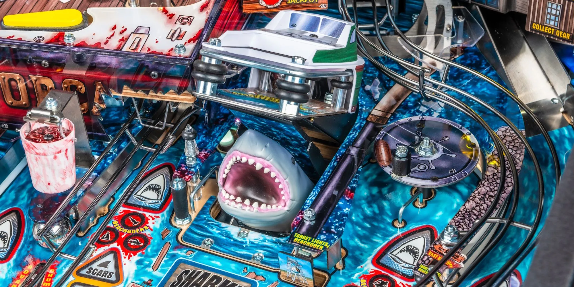 Chi tiết bàn chơi máy pinball Stern Jaws, hiển thị các "đồ chơi" độc đáo