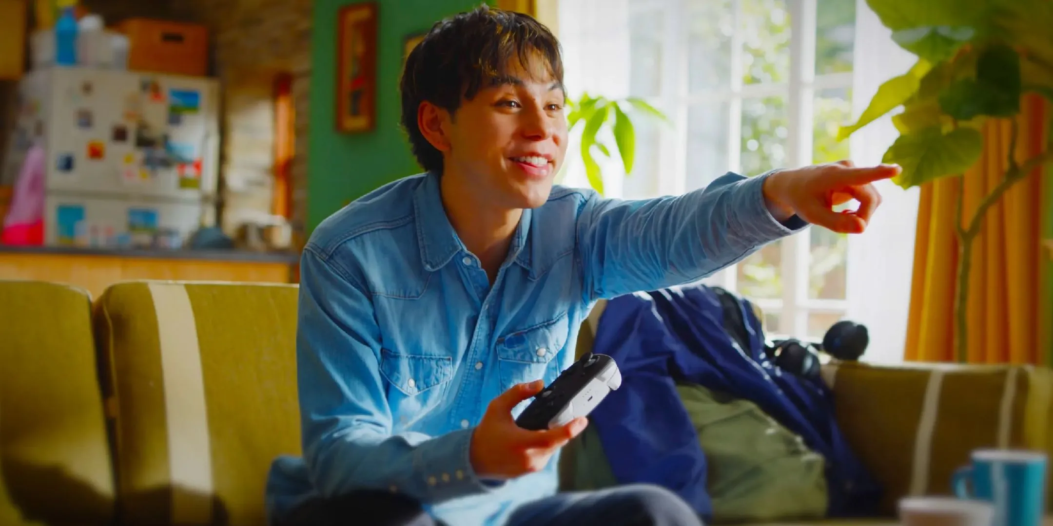 Game thủ nữ thoải mái trải nghiệm Nintendo Switch 2 cùng tay cầm Pro Controller chất lượng.