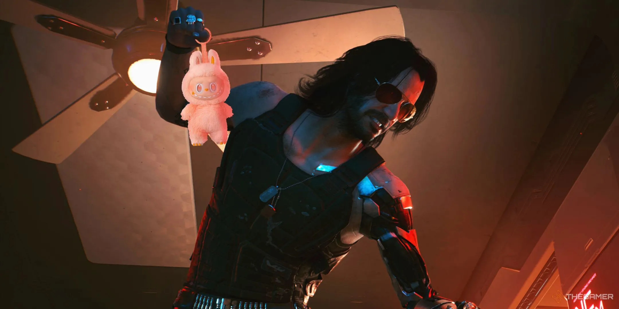 Johnny Silverhand đeo Labubu cá tính