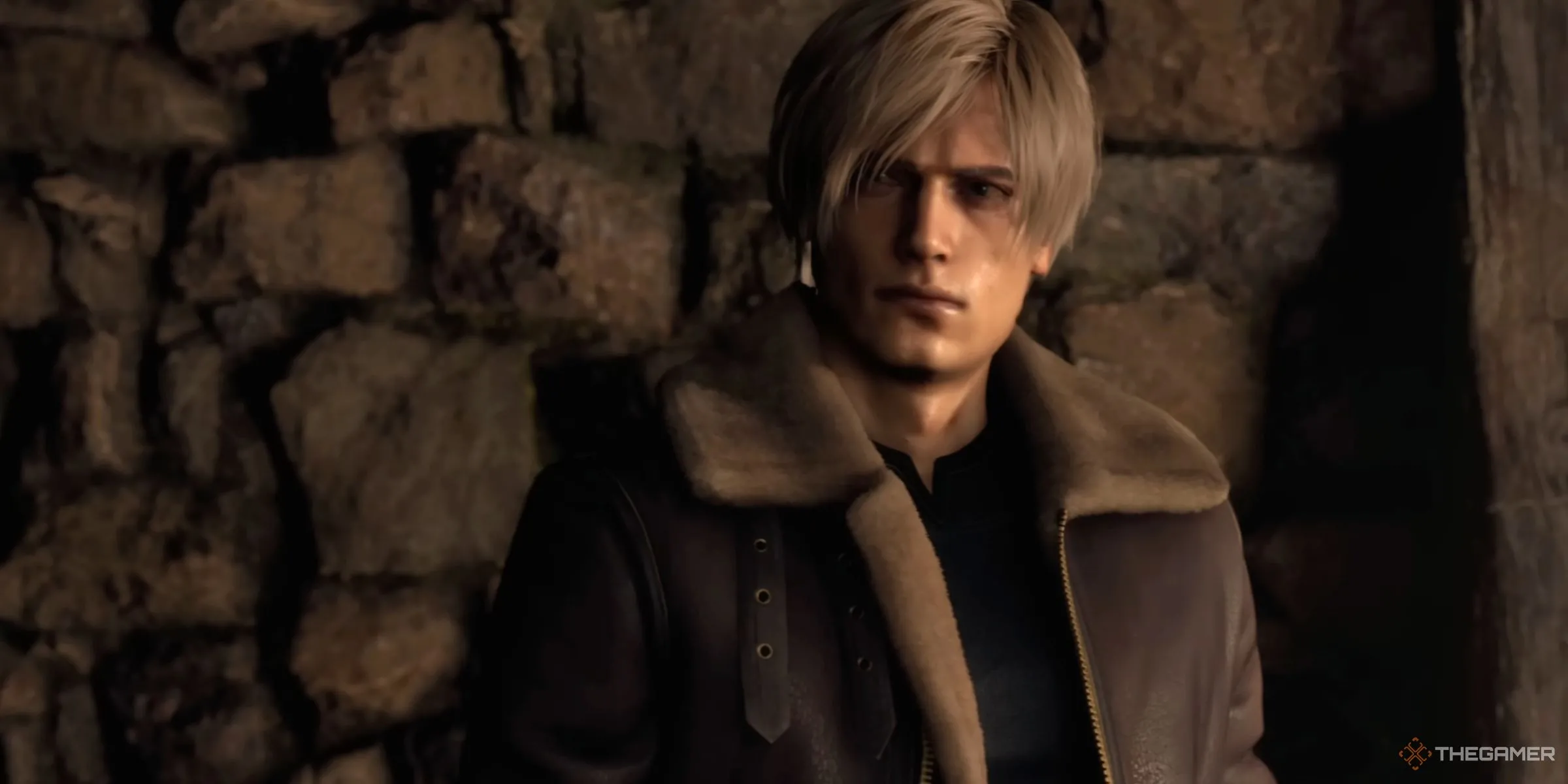 Leon Kennedy đang điều tra một ngôi nhà bỏ hoang trong Resident Evil 4 Remake, tựa game kinh dị mà đạo diễn Zach Cregger vô cùng yêu thích.