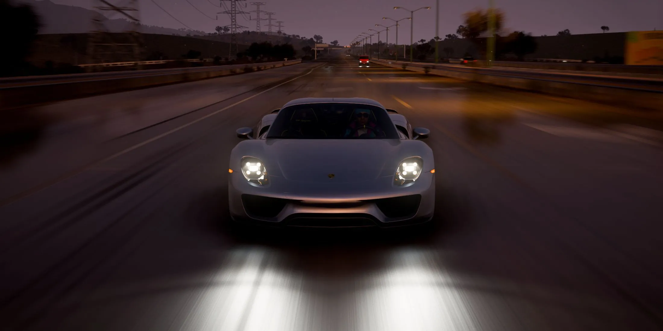 Siêu xe Porsche 918 Spyder 2014 màu trắng đang phóng nhanh trên đường cao tốc ở Forza Horizon 5