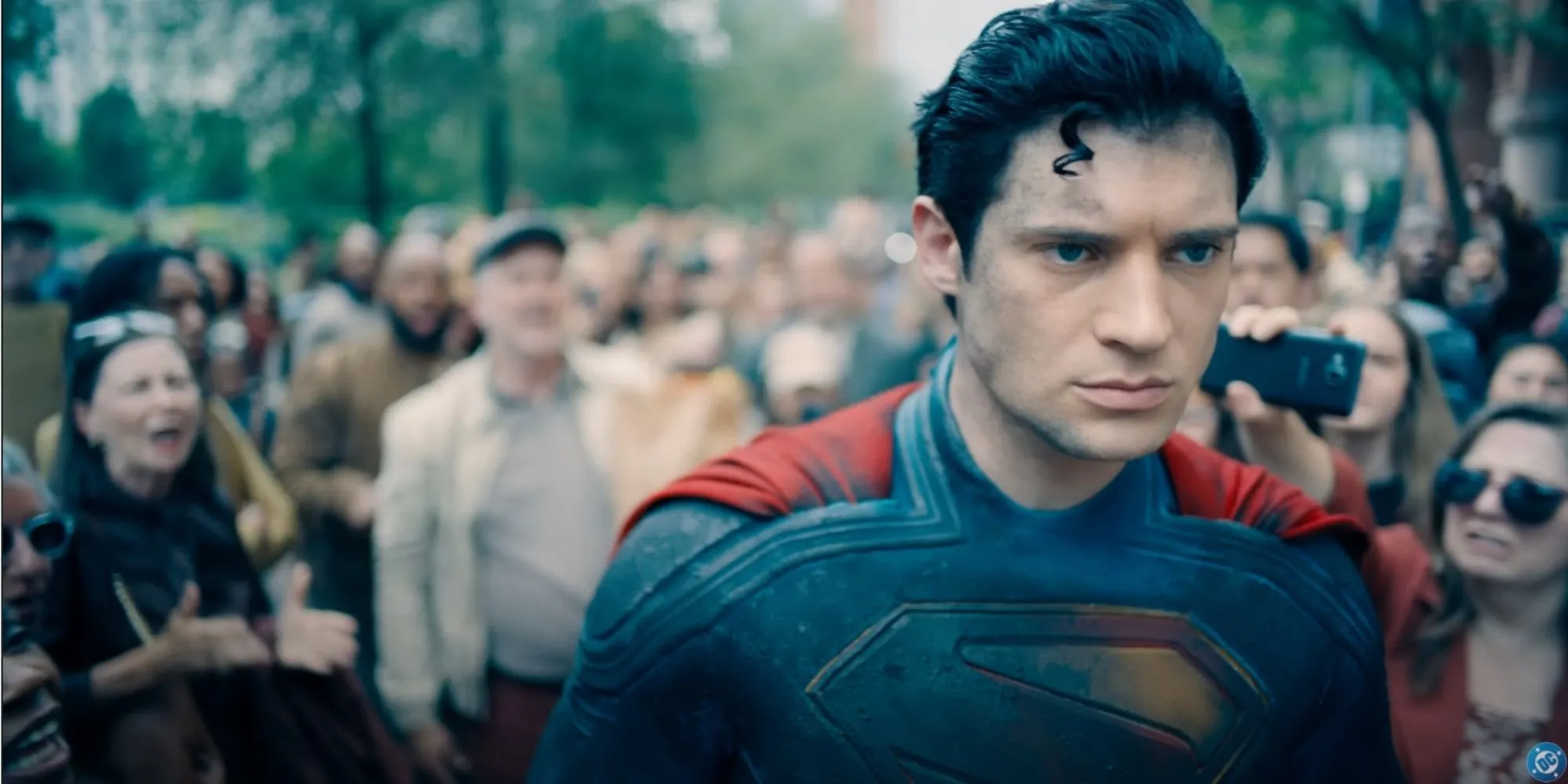 Superman trầm tư giữa đám đông chỉ trích: Cảnh phim gây tranh cãi về hành động cứu sóc.