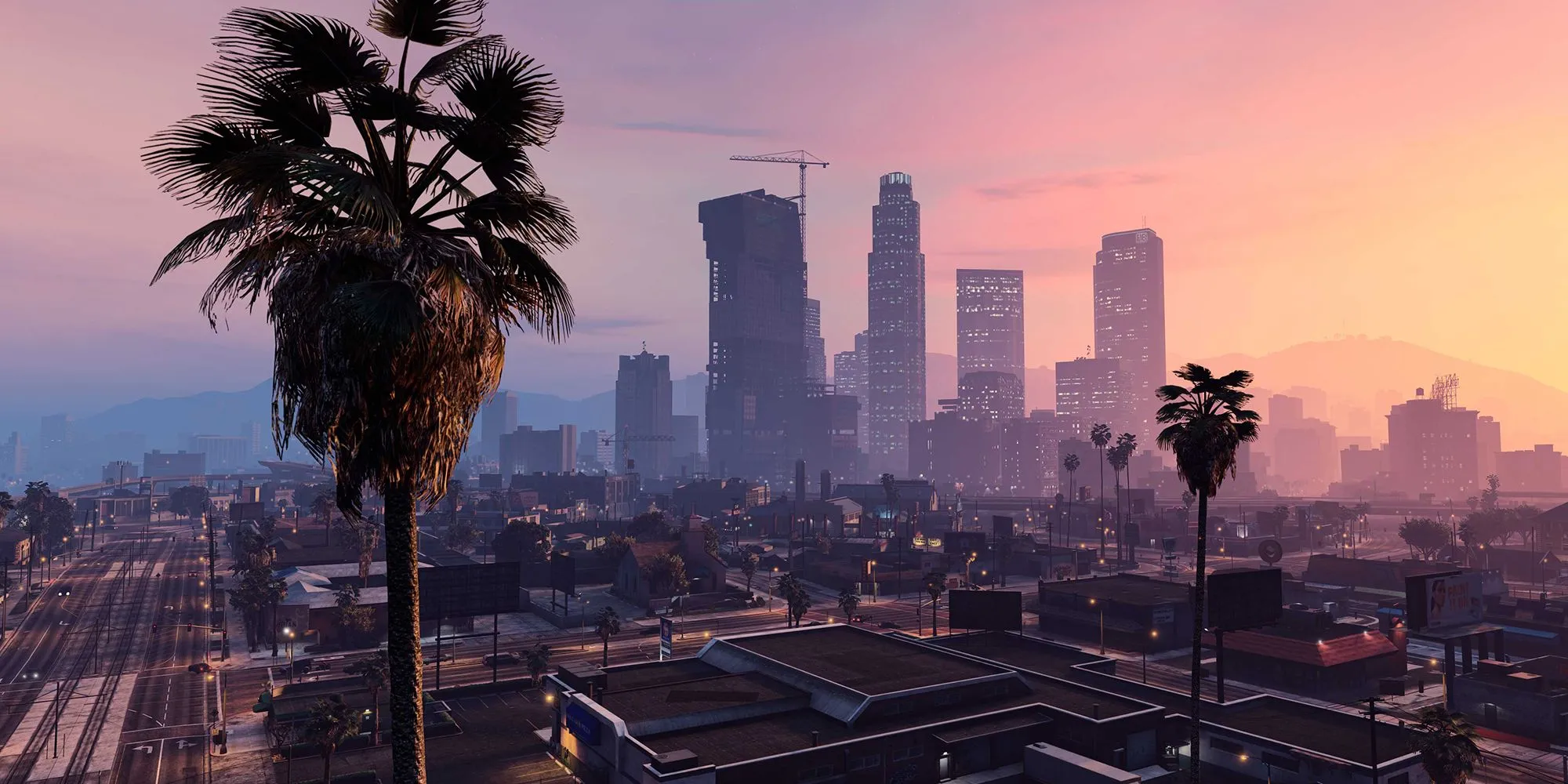 Thành phố Los Santos nhộn nhịp với các tòa nhà cao tầng và xa lộ vào buổi hoàng hôn trong Grand Theft Auto 5