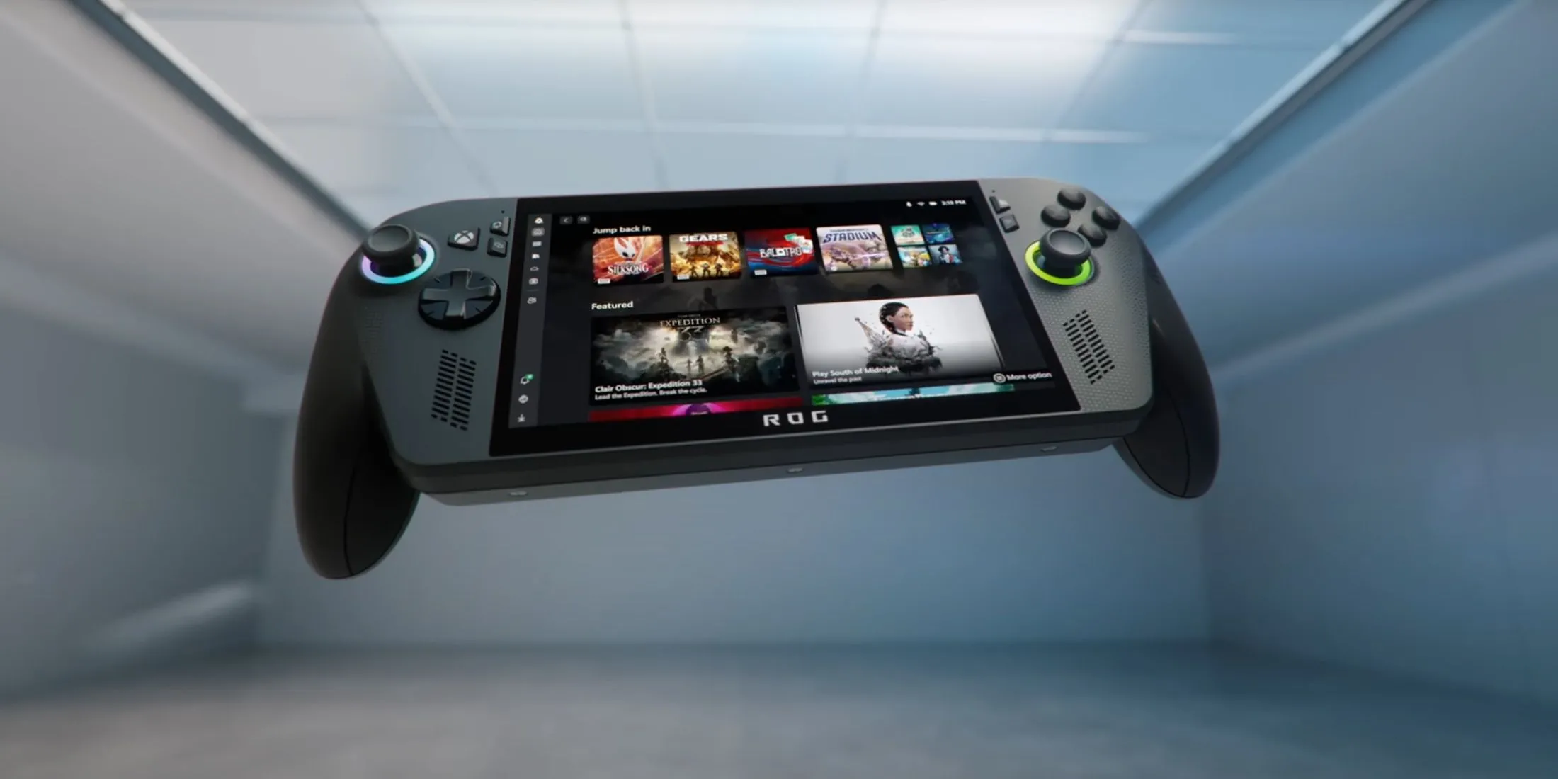 Máy chơi game cầm tay ROG Xbox Ally màu trắng đặt trên mặt bàn cạnh các phụ kiện gaming