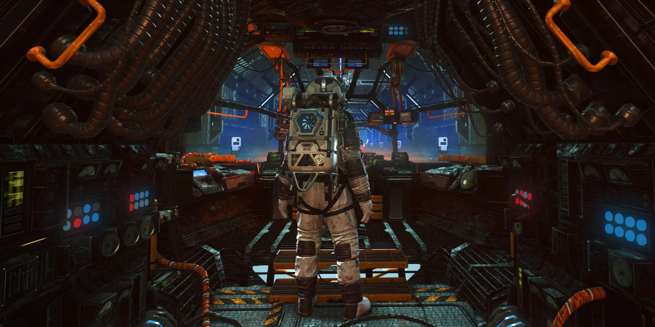 Nhân vật người chơi No Man's Sky thao tác bảng điều khiển trong buồng lái tàu vũ trụ, thể hiện sự tương tác chi tiết trong game