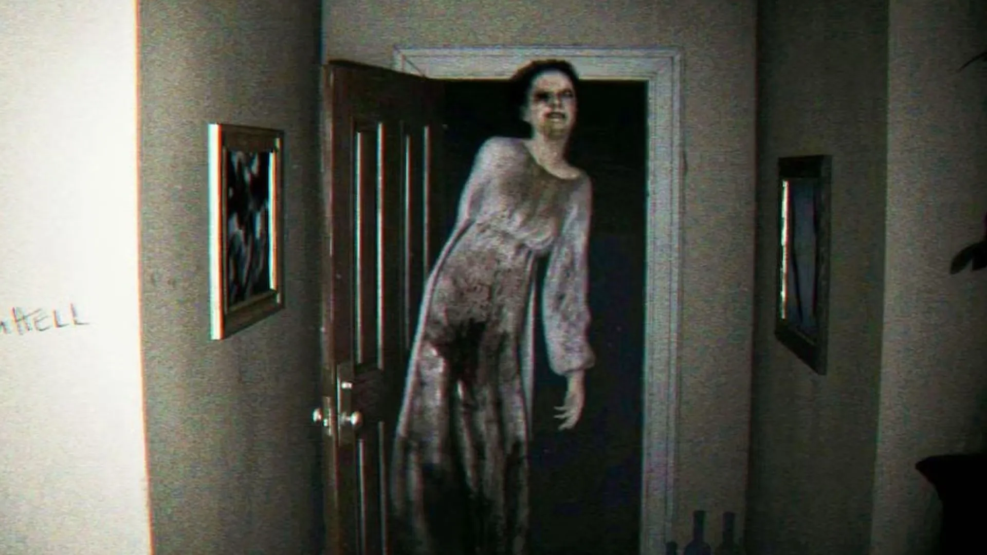 Cảnh phụ nữ đáng sợ đi qua khung cửa trong P.T. demo Silent Hill.