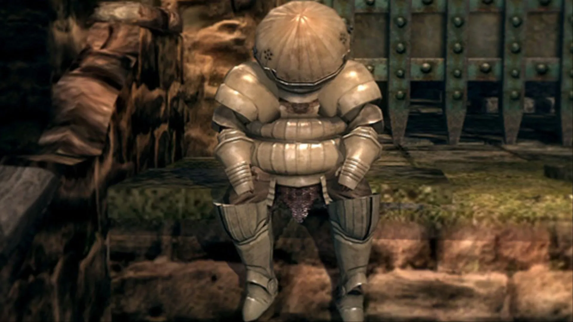 Siegmeyer of Catarina ngồi nghỉ trước cổng ở Sen's Fortress, NPC hay gặp rủi ro vì người chơi